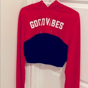 Cropped “GOOD VIBES” sweatshirt with hood.